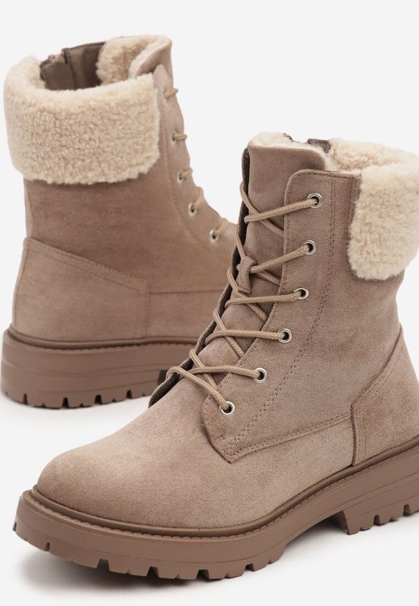 Born2be - Beżowe Botki Workery na Płaskiej Podeszwie Zdobione Futerkiem Typu Baranek Nevasilla. Okazja: na spacer. Kolor: beżowy. Materiał: futro. Szerokość cholewki: normalna. Wzór: aplikacja. Obcas: na płaskiej podeszwie. Styl: elegancki