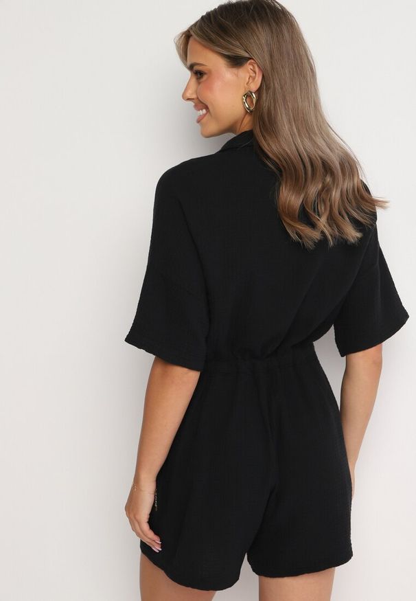Born2be - Czarny Muślinowy Kombinezon z Bawełny Wiązany w Talii z Guzikami Dlirena. Kolor: czarny. Materiał: bawełna. Długość rękawa: krótki rękaw. Długość: krótkie. Styl: elegancki