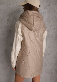 Renee - Brązowa Długa Kamizelka Pikowana z Nieodpinanym Kapturem Ozdobiona Naszywką Kasseda. Okazja: na co dzień. Kolor: brązowy. Materiał: poliester, jeans. Długość: długie. Wzór: aplikacja. Styl: casual #4