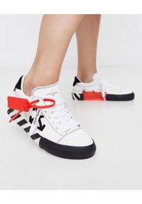 OFF-WHITE - Białe sneakersy ze strzałami. Okazja: na co dzień. Kolor: czarny. Materiał: guma, zamsz. Wzór: aplikacja