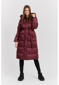 Hetrego - HETREGO Bordowy damski puchowy płaszcz Karen Woman Quilted Coat, Rozmiar 42 EU - 46 IT. Kolor: czerwony. Materiał: puch. Długość rękawa: długi rękaw. Długość: do kolan. Sezon: zima. Styl: klasyczny, elegancki