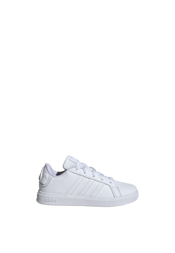 Buty Adidas Star Wars Grand Court 2.0 Kids. Kolor: biały. Materiał: materiał. Wzór: motyw z bajki. Sport: turystyka piesza