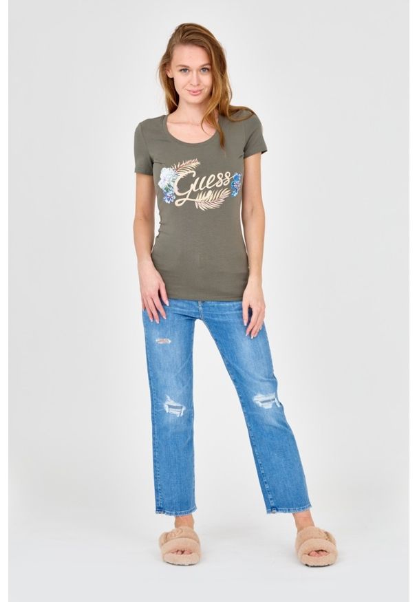 Guess - GUESS Damski zielony t-shirt ze zdobionym logo. Kolor: zielony. Materiał: bawełna. Wzór: aplikacja