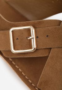 Renee - Ciemnobeżowe Sandały Japonki VICES z Ozdobnym Paskiem i Klamrą Vendan. Okazja: na co dzień. Zapięcie: klamry. Kolor: beżowy. Materiał: jeans. Sezon: lato. Styl: casual, elegancki #6