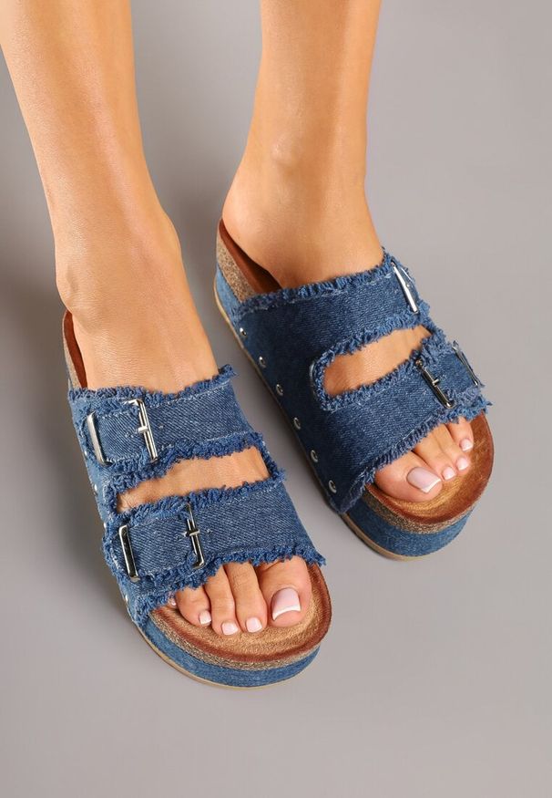 Renee - Granatowe Klapki na Platformie z Korka z Postrzępionymi Paskami Klamrami i Nitami Zelirene. Okazja: na co dzień. Kolor: niebieski. Materiał: jeans. Wzór: paski. Obcas: na platformie. Styl: elegancki, casual