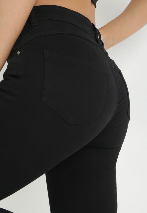 Born2be - Czarne Jeansy Skinny z Regularnym Stanem Ingas. Kolor: czarny. Długość: krótkie. Wzór: gładki