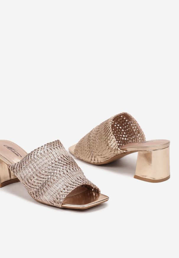 Born2be - Szampańskie Klapki na Obcasie Ozdobione Plecioną Cholewką Isevelira. Okazja: na co dzień, na spacer. Nosek buta: otwarty. Kolor: złoty. Wzór: aplikacja. Sezon: lato. Obcas: na obcasie. Styl: casual, elegancki. Wysokość obcasa: średni