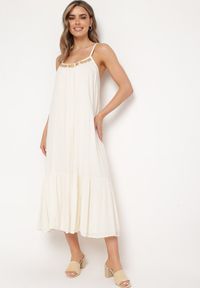 Born2be - Beżowa Wiskozowa Sukienka z Ramiączkami Zdobiona Cekinami i Metaliczną Nitką Comalara. Okazja: na co dzień, na imprezę. Typ kołnierza: dekolt w serek. Kolor: beżowy. Materiał: wiskoza. Długość rękawa: na ramiączkach. Wzór: aplikacja. Styl: casual #5