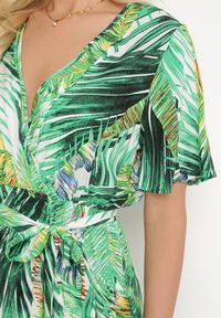 Born2be - Biało-Zielona Sukienka z Wiskozy z Kopertowym Dekoltem i Gumką w Pasie Julemia. Okazja: na spotkanie biznesowe. Kolor: biały. Materiał: wiskoza. Sezon: lato. Typ sukienki: kopertowe. Styl: biznesowy, elegancki #3