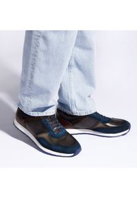 Wittchen - Męskie sneakersy z dwóch rodzajów skór cieniowane granatowo-brązowe. Okazja: na co dzień. Kolor: brązowy, wielokolorowy, niebieski. Materiał: skóra #6