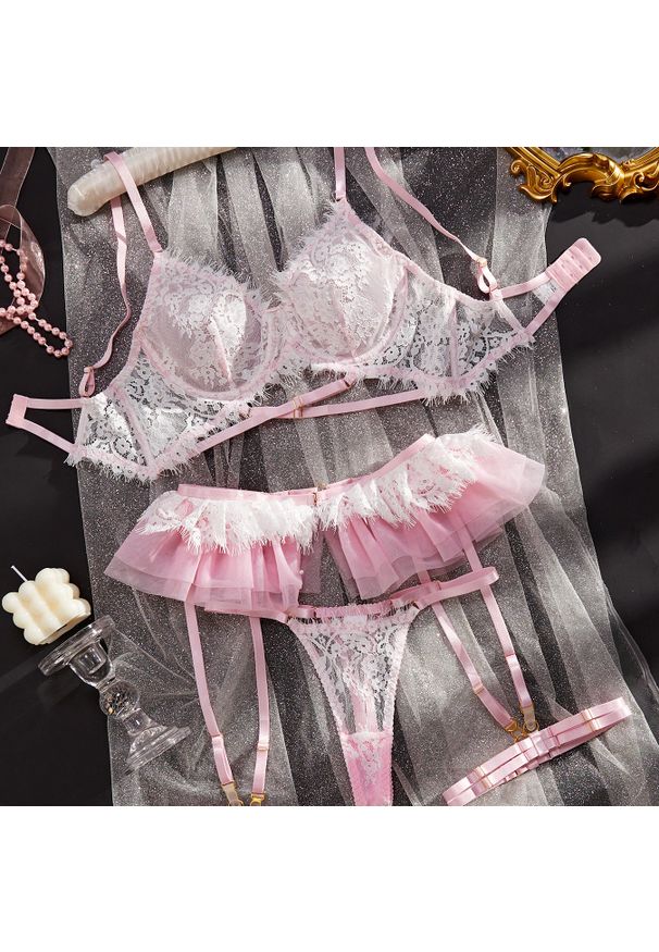 Intica - Koronkowy komplet z falbanką na romantyczne wieczory Trijnie. Kolor: wielokolorowy. Materiał: koronka. Wzór: koronka