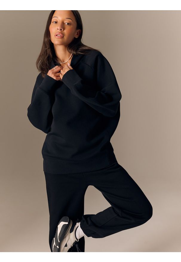 4f - 4F Bluza dresowa loose z kapturem damska - czarna L. Okazja: na co dzień. Typ kołnierza: kaptur. Kolor: czarny. Materiał: dresówka. Wzór: gładki. Styl: casual