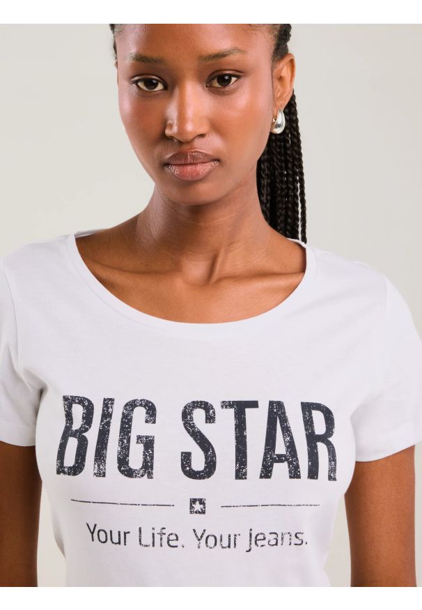 Big-Star - Koszulka damska o klasycznym kroju biała Brunona 101. Okazja: na co dzień. Kolor: biały. Materiał: dzianina, bawełna, jeans. Wzór: nadruk, napisy. Styl: klasyczny