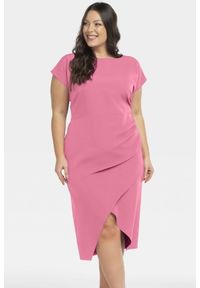 KARKO - Sukienka elegancka z marszczeniem na boku TARA różowa. Okazja: do pracy, na imprezę, na co dzień. Kolor: różowy. Materiał: elastan, tkanina, poliester. Styl: elegancki #1