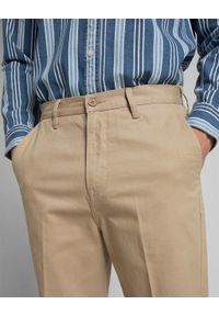 Lee - SPODNIE MĘSKIE LEE TAPERED CHINO SERVICE SAND L70RLD10