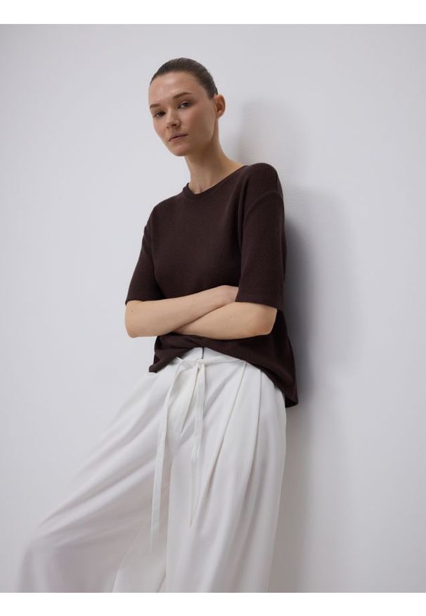 Reserved - T-shirt z wiskozą - ciemnobrązowy. Kolor: brązowy. Materiał: wiskoza