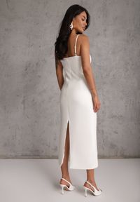 Renee - Biała Sukienka VICES o Dopasowanym Kroju z Narzutką Kelaleno. Okazja: na randkę, na imprezę. Kolor: biały. Materiał: poliester. Długość rękawa: na ramiączkach. Typ sukienki: dopasowane #8