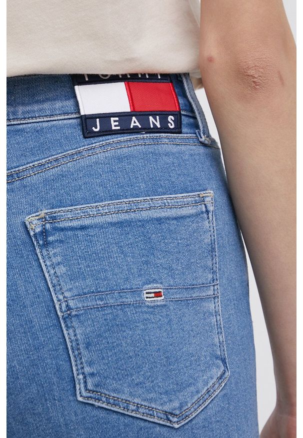 Tommy Jeans jeansy SYLVIA CE619 damskie high waist. Stan: podwyższony. Kolor: niebieski