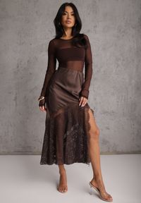 Renee - Brązowa Satynowa Spódnica Ozdobiona Rozcięciem na Nogę i Koronką Saviraet. Kolor: brązowy. Materiał: satyna, koronka. Wzór: aplikacja, koronka. Styl: elegancki #1