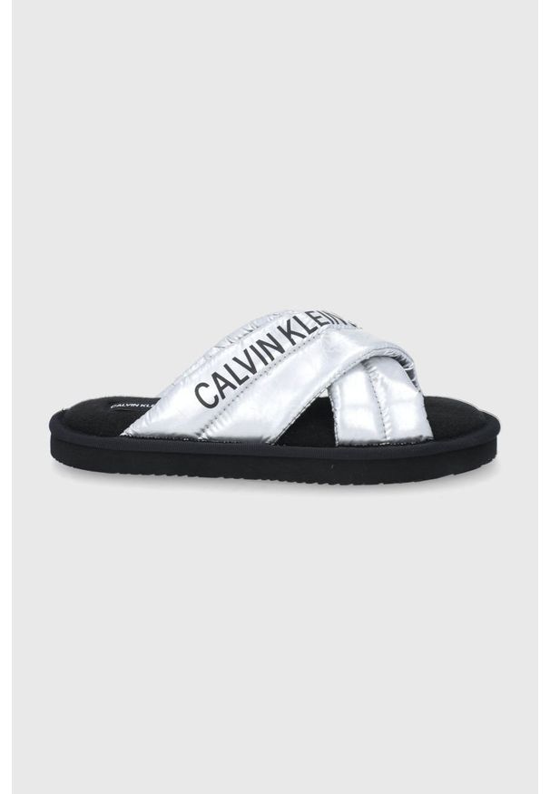 Calvin Klein Jeans Kapcie kolor srebrny. Nosek buta: okrągły. Kolor: srebrny. Materiał: materiał, guma. Wzór: gładki