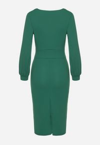 Born2be - Zielona Ołówkowa Sukienka z Kopertowym Dekoltem i Bufiastymi Rękawami Ertellia. Okazja: na wesele, na randkę, na ślub cywilny. Typ kołnierza: dekolt kopertowy. Kolor: zielony. Typ sukienki: kopertowe, ołówkowe. Styl: klasyczny #4