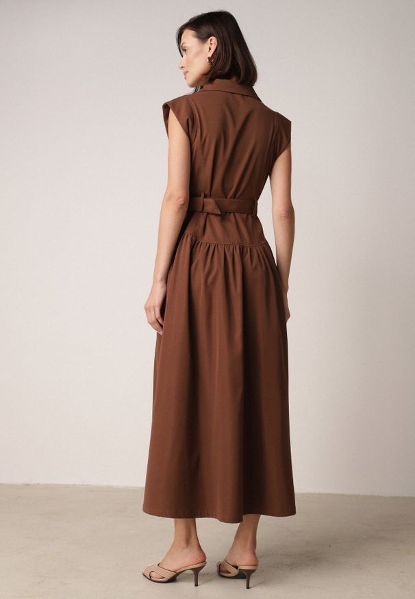 Born2be - Brązowa Koszulowa Sukienka Bez Rękawów Ozdobiona Paskiem z Klamrą Phalixia. Okazja: do pracy, na co dzień. Kolor: brązowy. Długość rękawa: bez rękawów. Wzór: aplikacja. Typ sukienki: koszulowe. Styl: klasyczny, casual