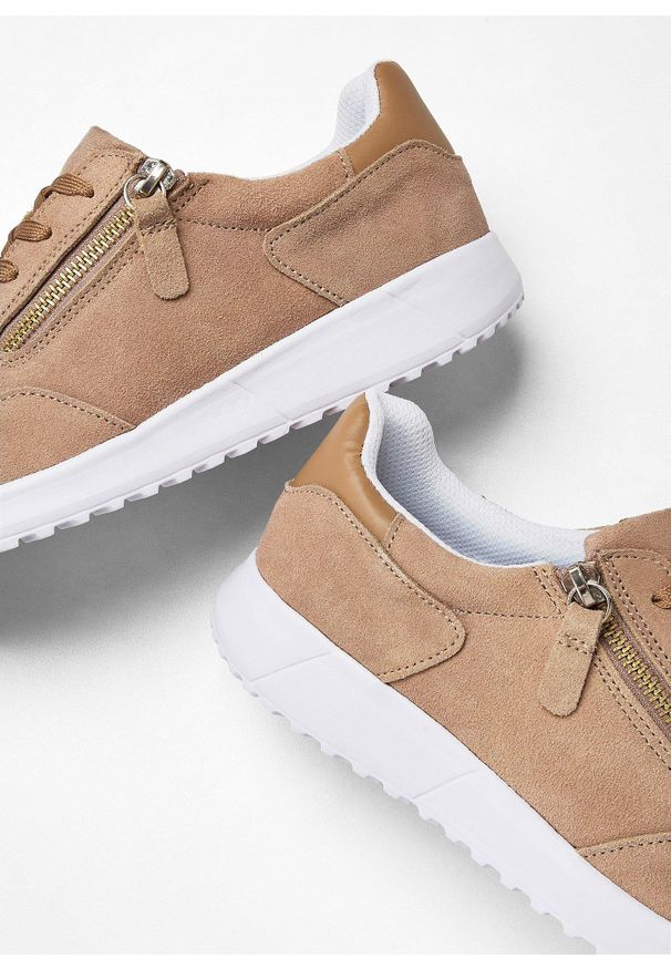 bonprix - Sneakersy ze skóry welurowej. Kolor: brązowy. Materiał: skóra, welur