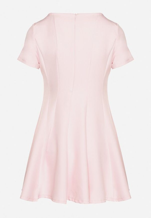 Born2be - Różowa Rozkloszowana Sukienka z Krótkim Rękawem i Ozdobnymi Przeszyciami Meporea. Okazja: na co dzień. Kolor: różowy. Długość rękawa: krótki rękaw. Styl: klasyczny, casual, elegancki