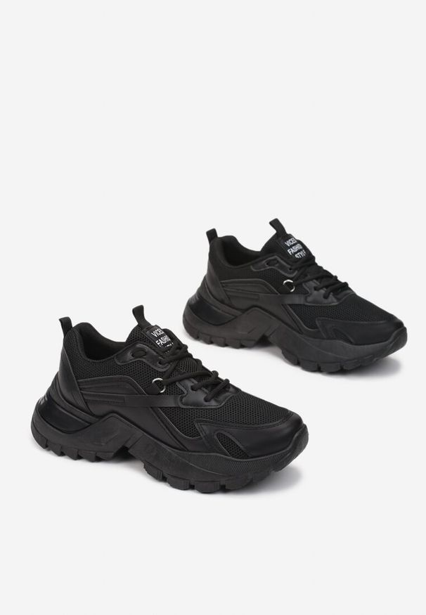 Renee - Czarne Sneakersy Dorameia. Wysokość cholewki: przed kostkę. Nosek buta: okrągły. Zapięcie: sznurówki. Kolor: czarny. Materiał: jeans, materiał. Wzór: aplikacja