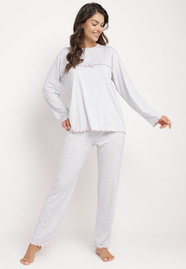 Born2be - Jasnoszary Komplet Piżamowy 2-Częściowy z Bawełny Bluzka z Guzikami i Kokardą Spodnie z Gumką w Pasie Evalethea. Kolekcja: plus size. Kolor: szary. Materiał: bawełna. Długość: długie