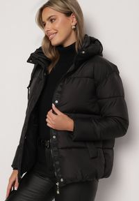 Born2be - Czarna Pikowana Kurtka o Pudełkowym Kroju z Kapturem i Kieszeniami Alissan. Typ kołnierza: kaptur. Kolor: czarny. Materiał: jeans. Sezon: zima #6