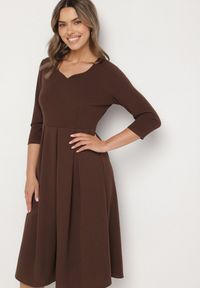 Born2be - Brązowa Rozkloszowana Sukienka z Rękawem 3/4 Nomiel. Okazja: na co dzień. Typ kołnierza: dekolt w kształcie V. Kolor: brązowy. Typ sukienki: rozkloszowane. Styl: klasyczny, casual, elegancki #4