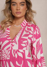 Renee - Różowa Rozkloszowana Sukienka z Bawełny w Geometryczny Wzór Talidara. Okazja: do pracy, na co dzień. Kolor: różowy. Materiał: bawełna. Wzór: geometria. Sezon: lato, wiosna. Styl: casual
