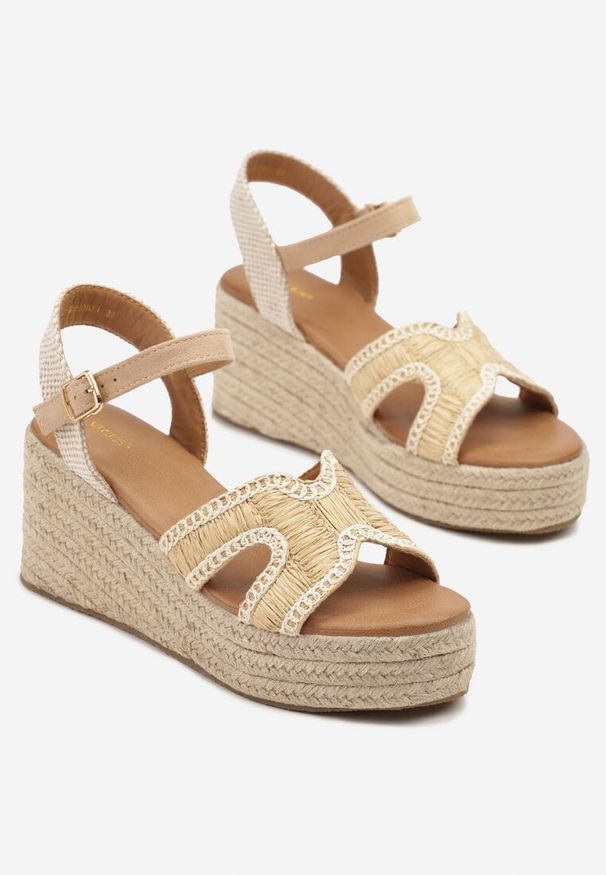 Born2be - Ciemnobeżowe Sandały Vices na Koturnie z Plecionką i Wycięciami Filaruna. Okazja: na co dzień. Zapięcie: sprzączka. Kolor: beżowy. Obcas: na koturnie. Styl: casual, elegancki