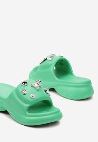 Born2be - Zielone Klapki z Pianki na Grubej Podeszwie z Metalowymi Ozdobami i Cyrkoniami Wessa. Okazja: na plażę, na spacer. Kolor: zielony. Materiał: jeans. Wzór: aplikacja. Styl: klasyczny #6