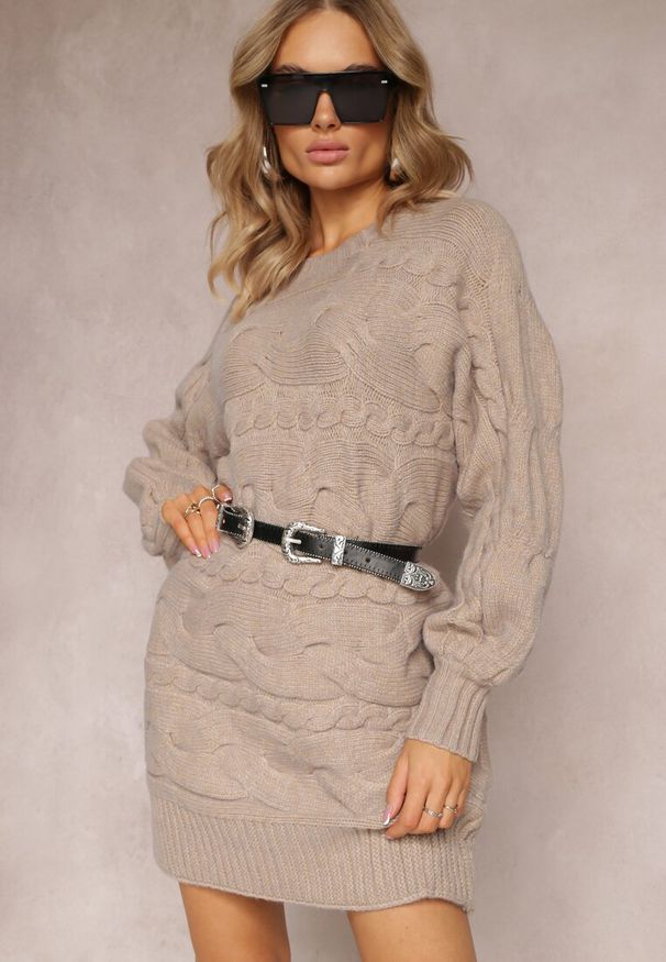 Renee - Ciemnobeżowy Długi Sweter Oversize z Wypukłym Splotem All Over Somet. Kolor: beżowy. Długość: długie. Wzór: ze splotem. Styl: elegancki