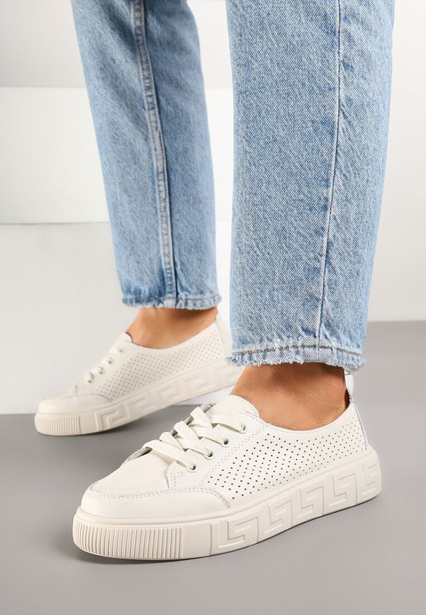 Born2be - Beżowe Sneakersy Skórzane z Drobną Perforacją Garinea. Okazja: na co dzień. Zapięcie: sznurówki. Kolor: beżowy. Materiał: skóra. Obcas: na płaskiej podeszwie