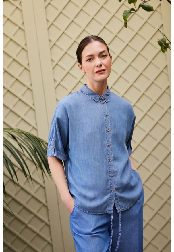 MOODO - Koszula lyocell niebieska. Kolor: niebieski. Materiał: lyocell