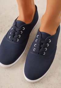 Born2be - Granatowe Tenisówki na Płaskiej Podeszwie ze Wzorem w Kropki i Sznurowaniem Ceriana. Okazja: na co dzień. Zapięcie: sznurówki. Kolor: niebieski. Materiał: jeans, materiał. Wzór: kropki. Obcas: na płaskiej podeszwie. Styl: casual #4