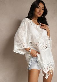 Renee - Biała Bluzka Boho z Bawełny o Kroju Oversize Zdobiona Haftem i Koronką Mailenai. Okazja: na co dzień. Typ kołnierza: dekolt w serek. Kolor: biały. Materiał: bawełna, koronka. Długość rękawa: krótki rękaw. Długość: krótkie. Wzór: haft, koronka, aplikacja. Styl: boho #5