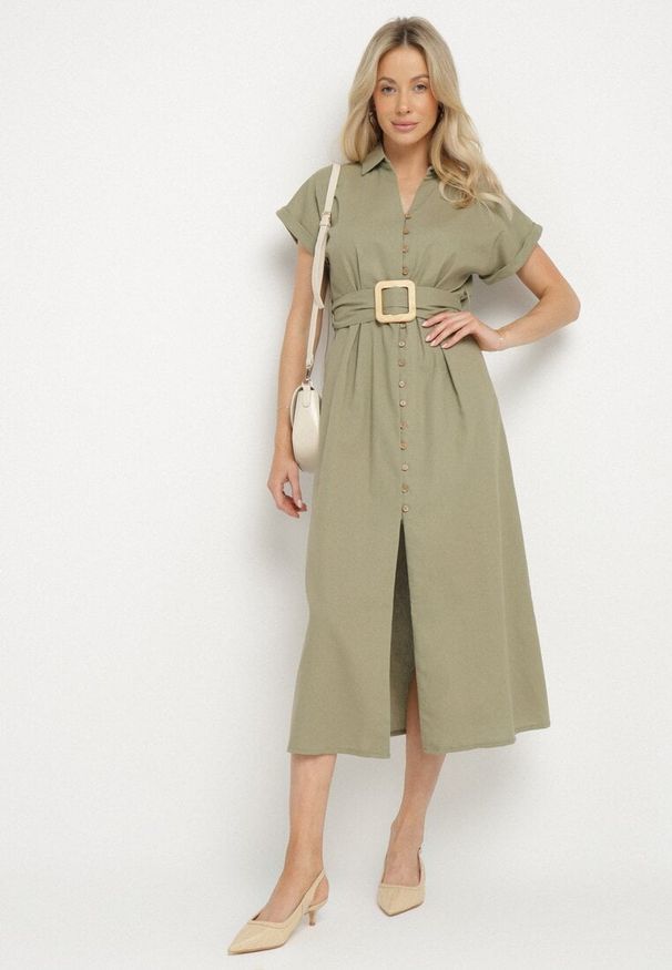 Born2be - Zielona Bawełniana Sukienka Koszulowa na Krótki Rękaw z Dodatkowym Paskiem Callira. Okazja: na spacer, na co dzień. Kolor: zielony. Materiał: bawełna. Długość rękawa: krótki rękaw. Typ sukienki: koszulowe. Styl: casual, elegancki
