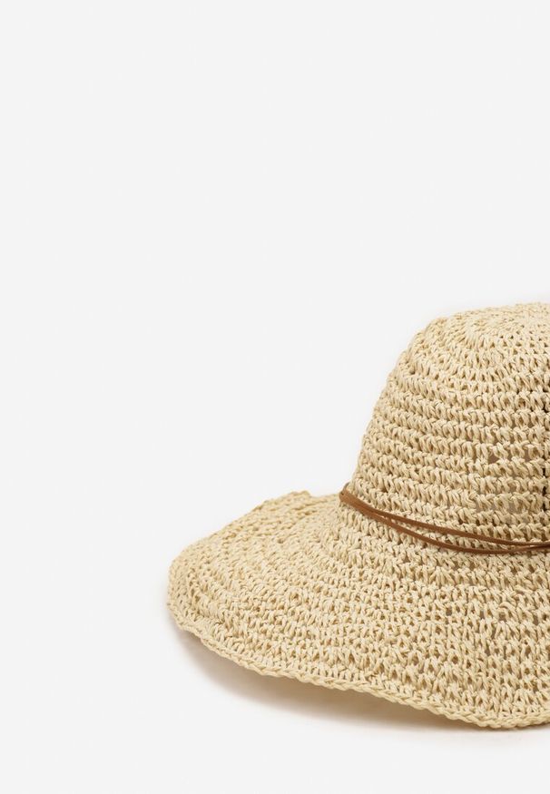 Born2be - Jasnobeżowy Pleciony Kapelusz z Szerokim Rondem Wiązany na Rzemyk Yeisa. Kolor: beżowy. Sezon: lato. Styl: elegancki, biznesowy, boho, wakacyjny, casual