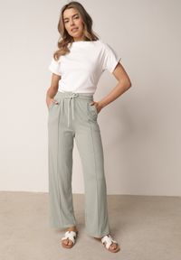 Born2be - Zielone Szerokie Spodnie z Prążkowanej Tkaniny z Wysokim Stanem Sarora. Okazja: na co dzień. Stan: podwyższony. Kolor: zielony. Materiał: tkanina, prążkowany. Wzór: prążki. Styl: casual #3