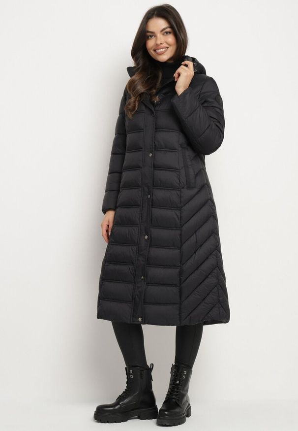 Born2be - Czarna Kurtka Pikowana o Długim Fasonie z Odpinanym Kapturem Reanora. Okazja: do pracy, na spacer, na co dzień. Kolor: czarny. Materiał: dzianina, jeans. Długość rękawa: długi rękaw. Długość: długie. Styl: casual