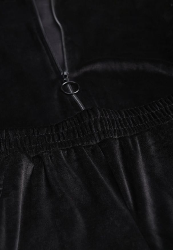 Born2be - Czarny Welurowy Komplet Dresowy z Krótką Bluzą i Szerokimi Spodniami Arilei. Kolor: czarny. Materiał: dresówka, welur