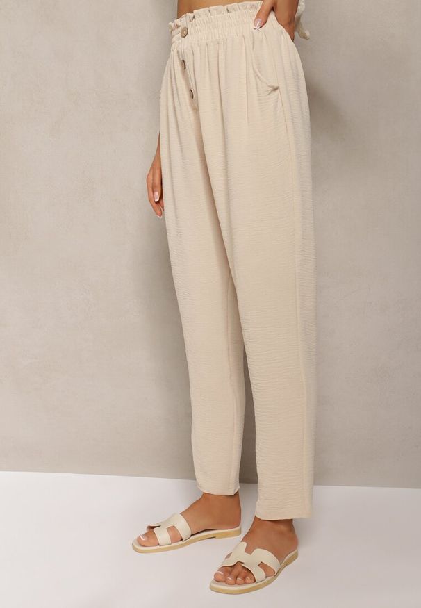 Renee - Beżowe Spodnie Typu Paper Bag High Waist z Gumką w Talii Salvavia. Stan: podwyższony. Kolor: beżowy. Materiał: tkanina. Sezon: lato