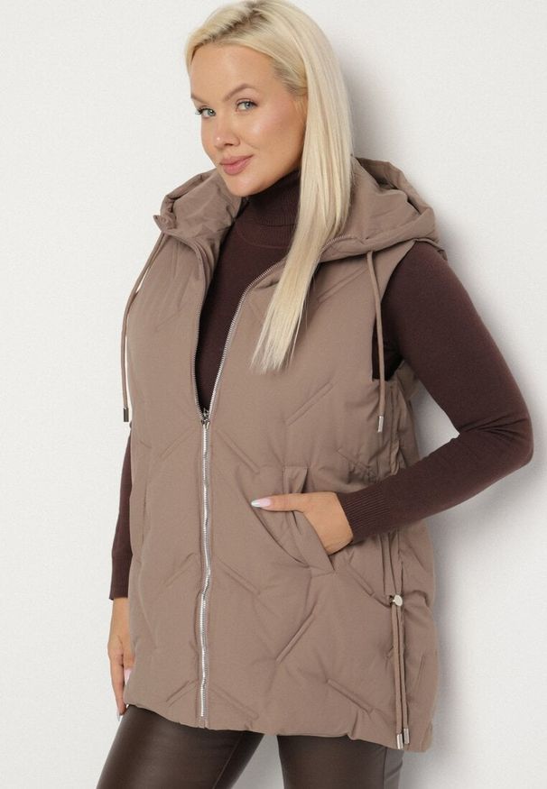 Born2be - Ciemnobeżowa Przejściowa Kamizelka z Pikowanymi Przeszyciami i Kapturem Fesolira. Okazja: na co dzień. Kolekcja: plus size. Kolor: beżowy. Materiał: jeans. Styl: sportowy, casual