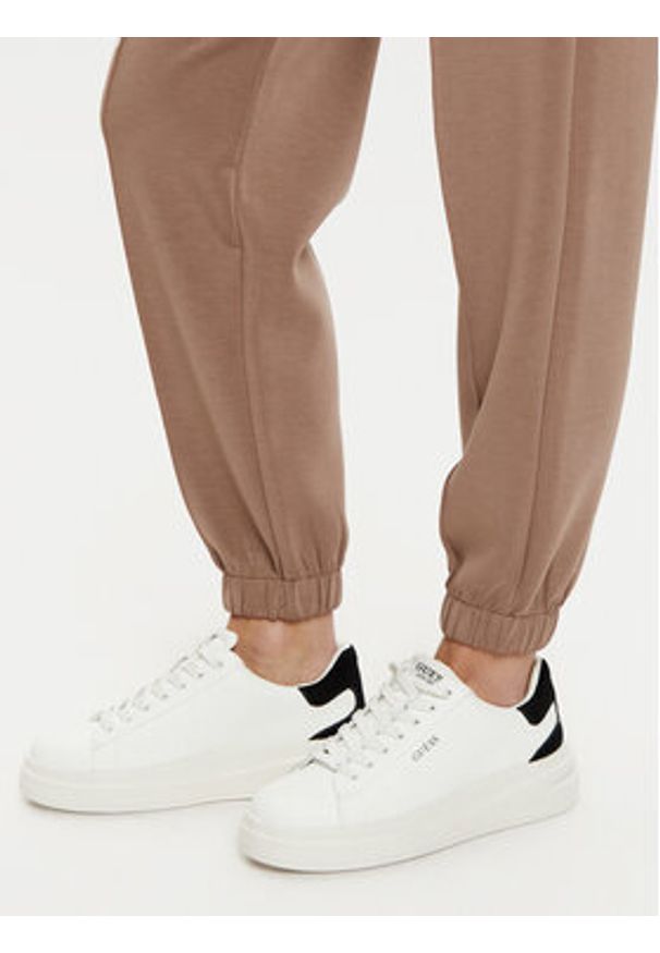 Guess Spodnie dresowe V5RB11 KCAY2 Brązowy Regular Fit. Kolor: brązowy. Materiał: syntetyk