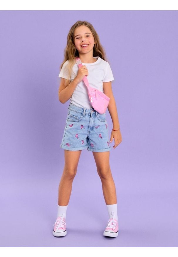 Sinsay - Szorty jeansowe z haftowanym flamingiem - niebieski. Kolor: niebieski. Materiał: jeans. Wzór: haft