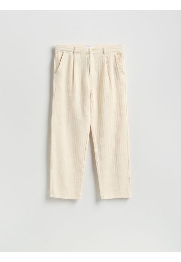 Reserved - Strukturalne spodnie chino - złamana biel. Materiał: tkanina, bawełna
